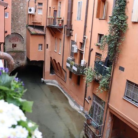 Little Apartment Over The Canal Болоня Екстериор снимка