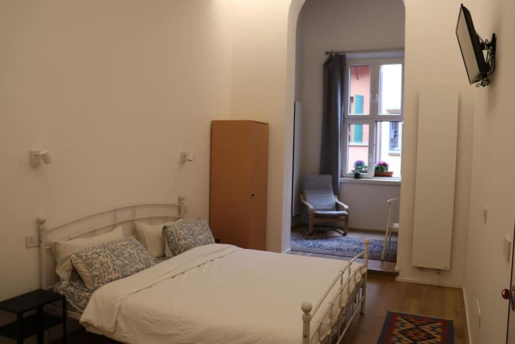 Little Apartment Over The Canal Болоня Екстериор снимка